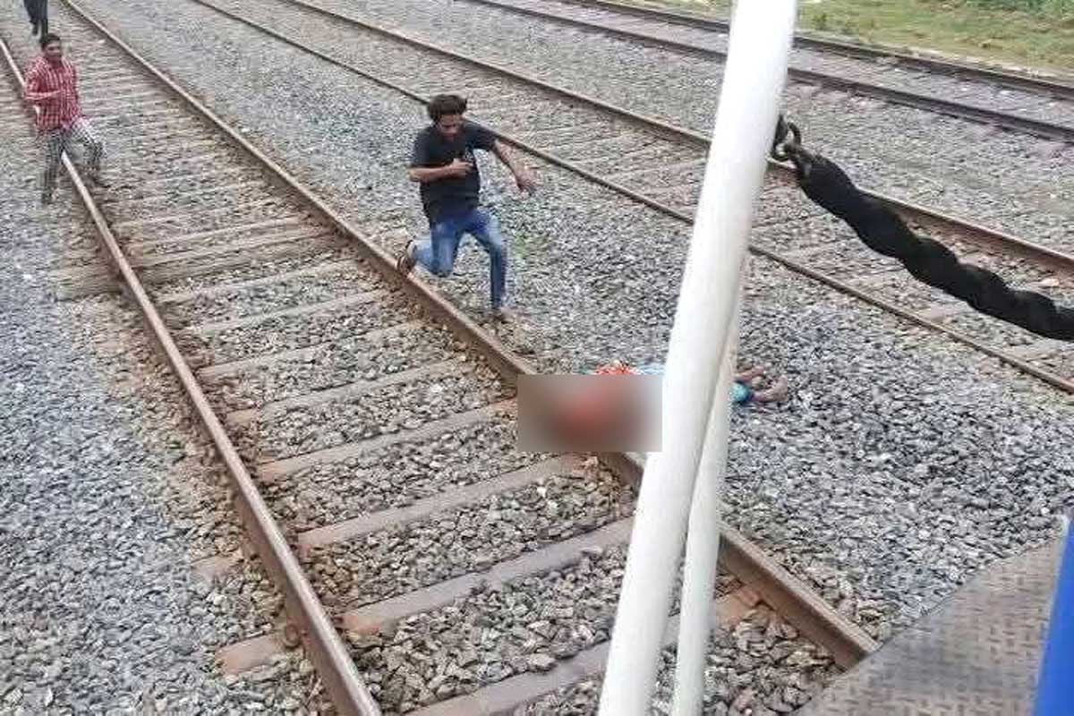 ছেলের মৃত্যুশোকে আত্মহত্যার চেষ্টা, ট্রেনচালকের দক্ষতায় প্রাণে রক্ষা বৃদ্ধার