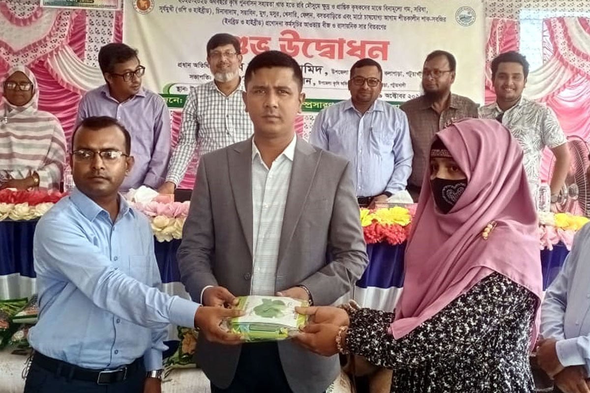 কলাপাড়ায় কৃষকদের মাঝে বিনা মূল্যে বীজ ও সার বিতরণ