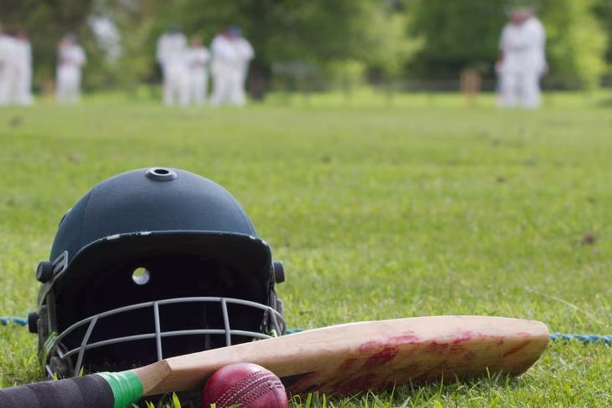 ফিরল ফিল হিউজের স্মৃতি, গলায় বল লেগে আইসিইউতে অজি ক্রিকেটার