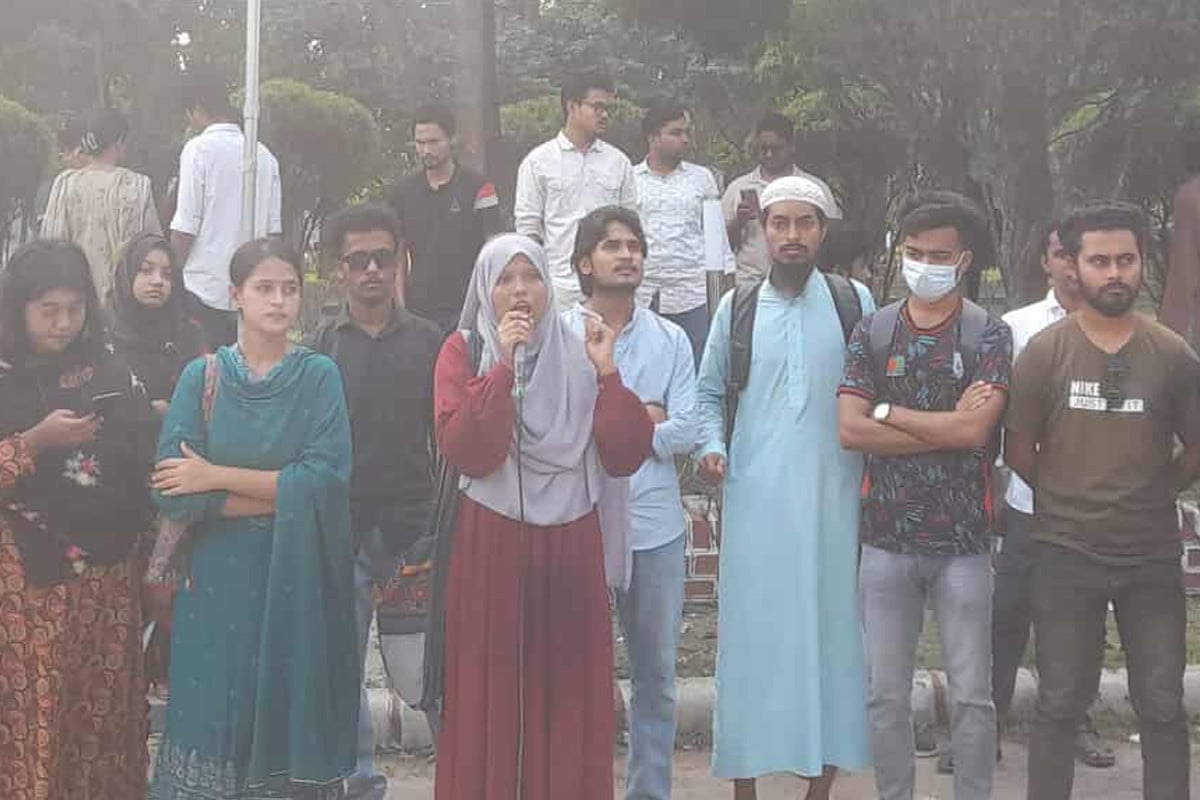 ইবিতে নারী শিক্ষার্থীর পোশাক নিয়ে শিক্ষকের কুরুচিপূর্ণ মন্তব্যের প্রতিবাদে মানববন্ধন