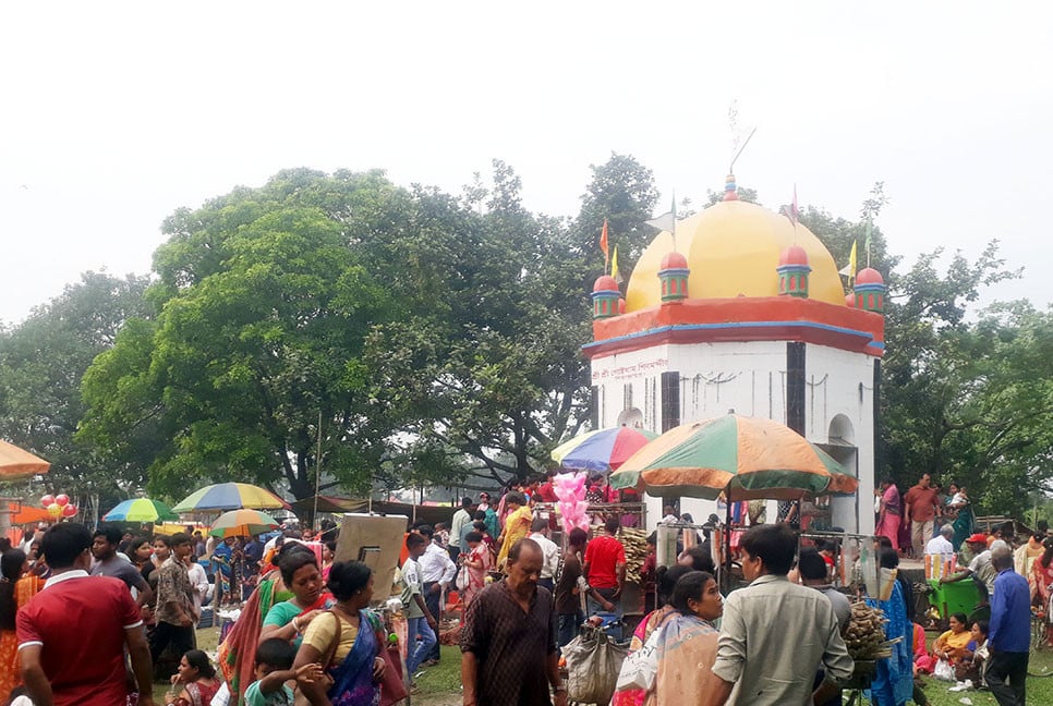 দিনাজপুরে ঐতিহ্যবাহী মেলায় মানুষের ঢল