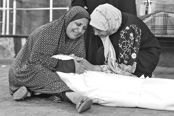 নিহত ফিলিস্তিনির লাশ সামনে রেখে আহাজারি