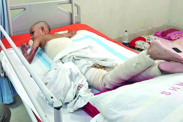 এভাবে আর কত দিন শুয়ে থাকব, মা!