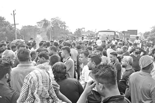 বকেয়া বেতনভাতা দাবিতে ঢাকা-সিলেট মহাসড়ক অবরোধ