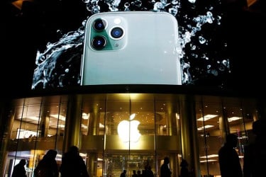 বিপর্যয় পেরিয়ে ইতিহাস: আবারও শীর্ষে অ্যাপল