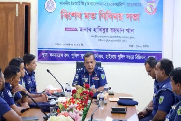 হাইওয়ে পুলিশের সদস্যদের সঙ্গে ডিআইজি হাবিবুর রহমানের মতবিনিময় সভা