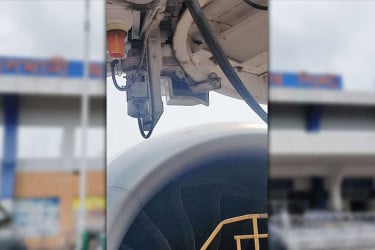 বিমানবন্দরের বোর্ডিং ব্রিজে লন্ডনগামী বিমানের ধাক্কা