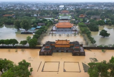 ভিয়েতনামে রেকর্ড বৃষ্টিতে ভয়াবহ বন্যায় ৯ জনের প্রাণহানি