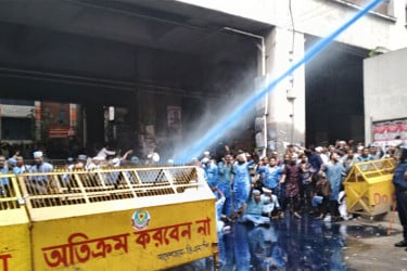 ইবতেদায়ী শিক্ষকদের ‘ভুখা মিছিলে’ পুলিশের বাধা, সাউন্ড গ্রেনেড