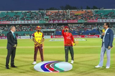 টস হেরে ফিল্ডিংয়ে বাংলাদেশ