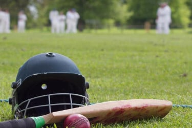 ফিরল ফিল হিউজের স্মৃতি, গলায় বল লেগে আইসিইউতে অজি ক্রিকেটার