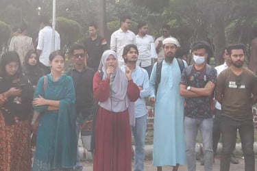 ইবিতে নারী শিক্ষার্থীর পোশাক নিয়ে শিক্ষকের কুরুচিপূর্ণ মন্তব্যের প্রতিবাদে মানববন্ধন