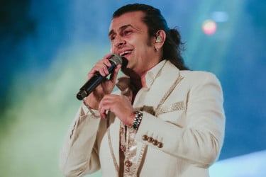 আজানের জন্য গান বন্ধ করে প্রশংসায় ভাসছেন সনু নিগম