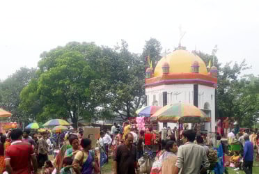 দিনাজপুরে ঐতিহ্যবাহী মেলায় মানুষের ঢল