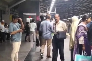 মেট্রো রেলে ঝাঁকুনি, কারওয়ান বাজার-আগারগাঁও রুটে চলাচল বন্ধ
