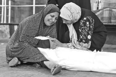 নিহত ফিলিস্তিনির লাশ সামনে রেখে আহাজারি