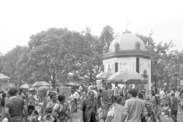 সাড়ে ৩০০ বছরের গোষ্ঠ পূজা ও মেলায় দর্শনার্থীর ঢল