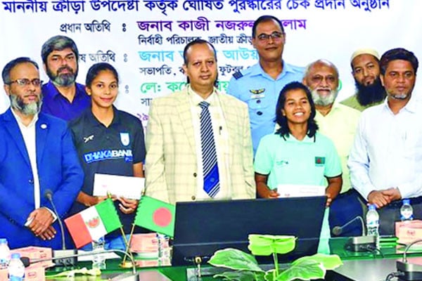 ফুটবল-হকি দলকে ৭১ লাখ টাকা পুরস্কার