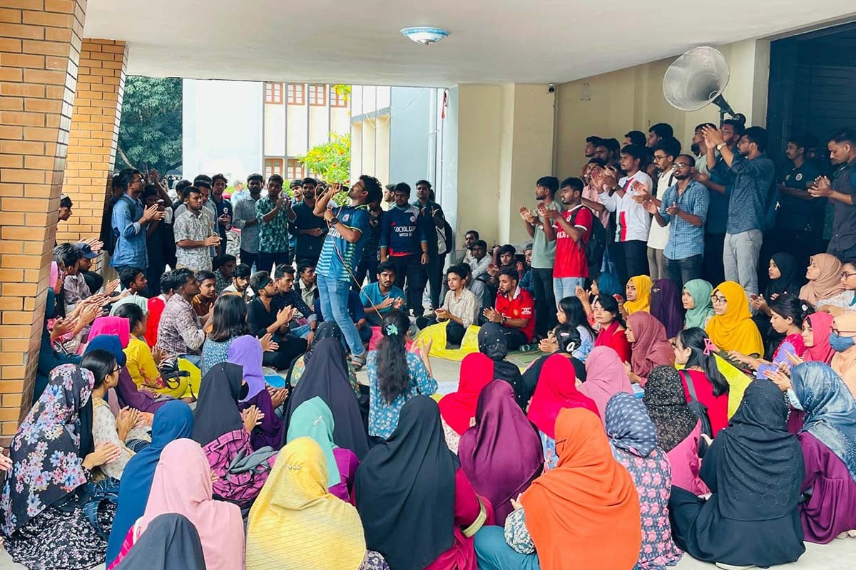 জমা হয়নি রাবি ছাত্রী মৃত্যুর তদন্ত প্রতিবেদন, প্রশাসন ভবন ঘেরাও