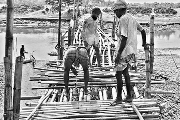 নদী পারাপারে সাঁকোই ভরসা