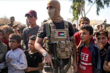 হামাস অস্ত্র ছাড়ুক চায় না অধিকাংশ ফিলিস্তিনি: জরিপ