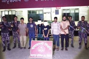 মহেশপুর সীমান্ত থেকে ভারতীয় ফেন্সিডিল উদ্ধার, আটক ৭
