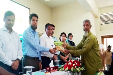 দিনাজপুরে বিনামূল্যে সার ও বীজ পেল ৭৭৫ জন প্রান্তিক কৃষক