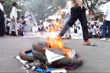 শার্শায় ছাত্রীকে শ্লীলতাহানির প্রতিবাদে শিক্ষার্থীদের সড়ক অবরোধ