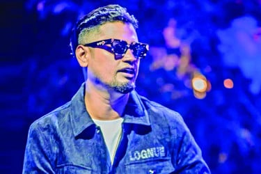 ডি জে রাহাতের ই-পিয়ানোতে শুভ