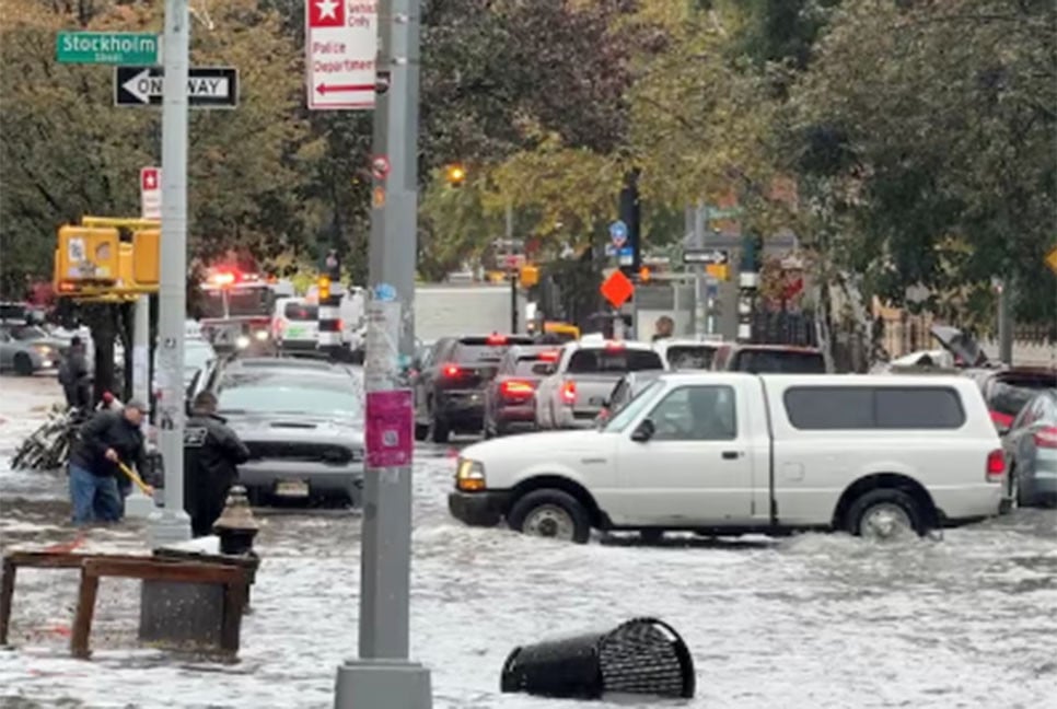 নিউ ইয়র্কে আকস্মিক বন্যায় ২ জনের প্রাণহানি, ফ্লাইট ওঠানামায় বিঘ্ন