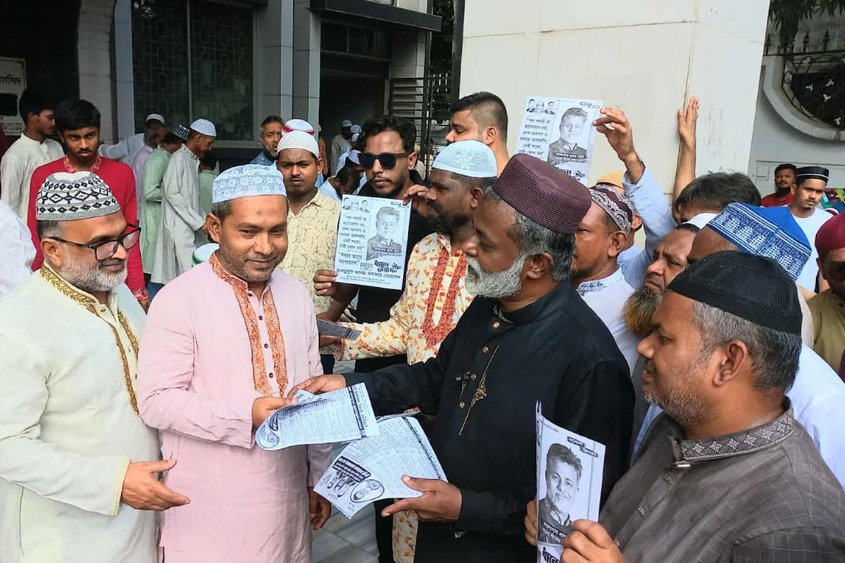 নারায়ণগঞ্জে জুমার নামাজ শেষে বিএনপির ৩১ দফার লিফলেট বিতরণ