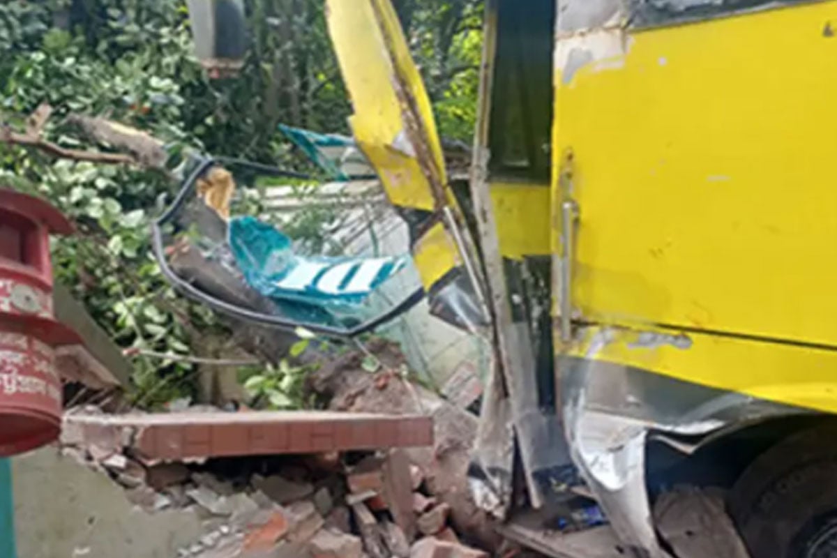 পুলিশ সদস্যদের বহনকারী বাস দুর্ঘটনায়, আহত ২০