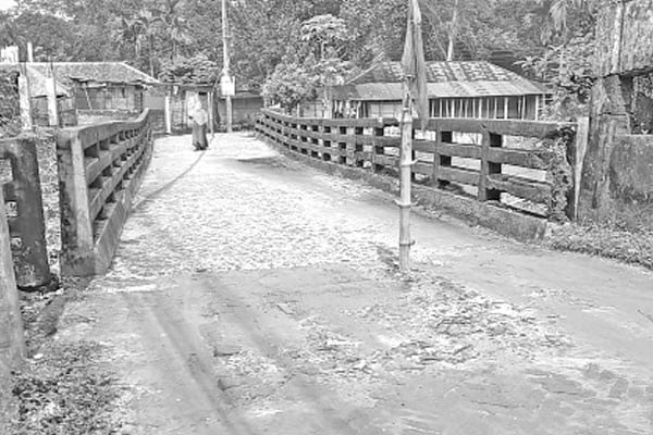 দেবে গেছে সেতু, বেড়েছে ভোগান্তি