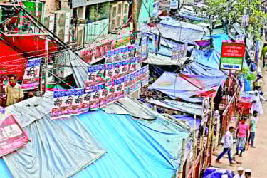 অস্থায়ী দোকানি ও ভ্রাম্যমাণ ব্যবসায়ীদের দখলে ফুটপাত