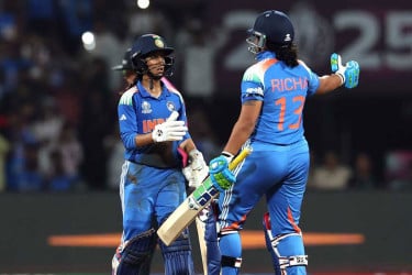 রানের পাহাড় টপকে ফাইনালে ভারত