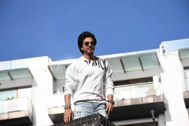 গুঞ্জন উড়িয়ে ভক্তদের সুখবর দিলেন শাহরুখ খান