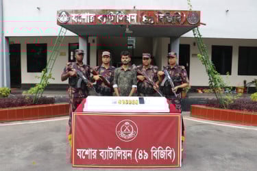 যশোরে সোয়া কোটি টাকার স্বর্ণসহ পাচারকারী আটক