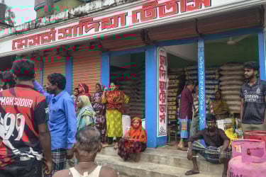 গোবিন্দগঞ্জে চাল চুরির সময় যুবক আটক