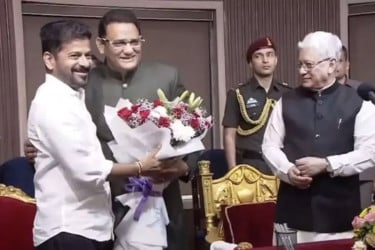 মন্ত্রী হিসেবে শপথ নিলেন সাবেক ক্রিকেটার আজহার