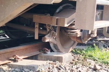 ৪ ঘণ্টা পর ঢাকার সঙ্গে উত্তরবঙ্গের ট্রেন চলাচল শুরু