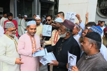 নারায়ণগঞ্জে জুমার নামাজ শেষে বিএনপির ৩১ দফার লিফলেট বিতরণ