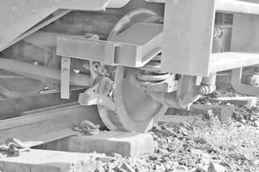 খুলে গেল চলন্ত ট্রেনের হোস পাইপ, বগি লাইনচ্যুত