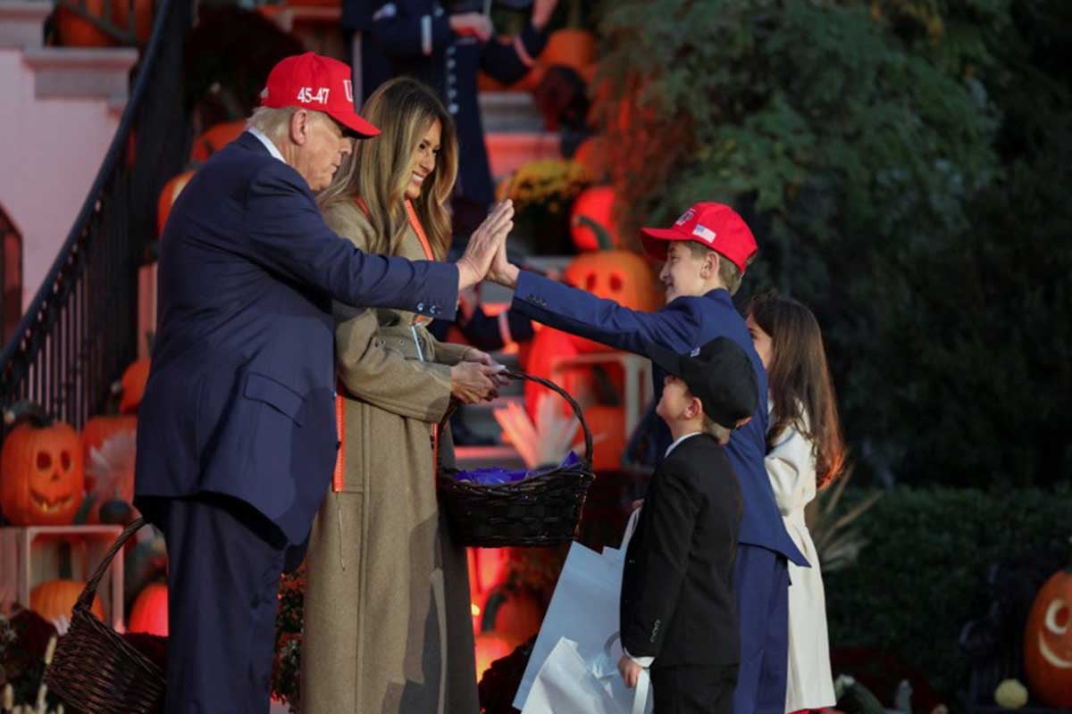 হোয়াইট হাউসে হ্যালোইন উৎসবে মাতলেন ট্রাম্প