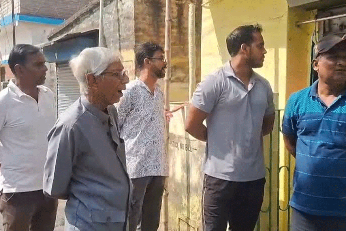 প্রেমিকাকে ইমপ্রেস করতে বাড়ির সামনে বোমা ফাটাল প্রেমিক, অতঃপর...