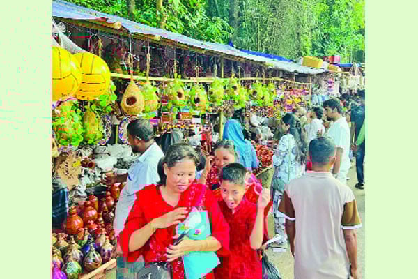 পাহাড়ি মেলায় মানুষের আনন্দ উচ্ছ্বাস