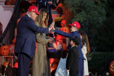 হোয়াইট হাউসে হ্যালোইন উৎসবে মাতলেন ট্রাম্প