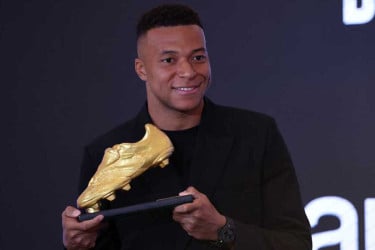 গোল্ডেন বুট হাতে পেয়ে এমবাপে বললেন, ‘অনেকবার জিততে চাই’