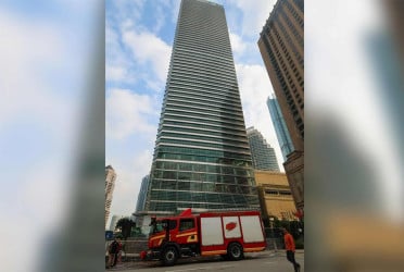 কুয়ালালামপুরের টুইন টাওয়ারের তৃতীয় ভবনে ভয়াবহ অগ্নিকাণ্ড