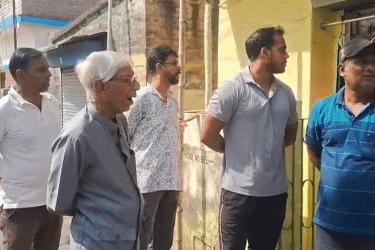 প্রেমিকাকে ইমপ্রেস করতে বাড়ির সামনে বোমা ফাটাল প্রেমিক, অতঃপর...