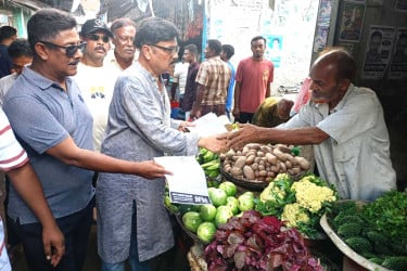 মেহেরপুরে বিএনপির ৩১ দফার লিফলেট বিতরণ ও গণসংযোগ